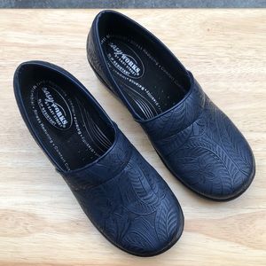 Easy Works Navy Blue Textured Clogs size 8W